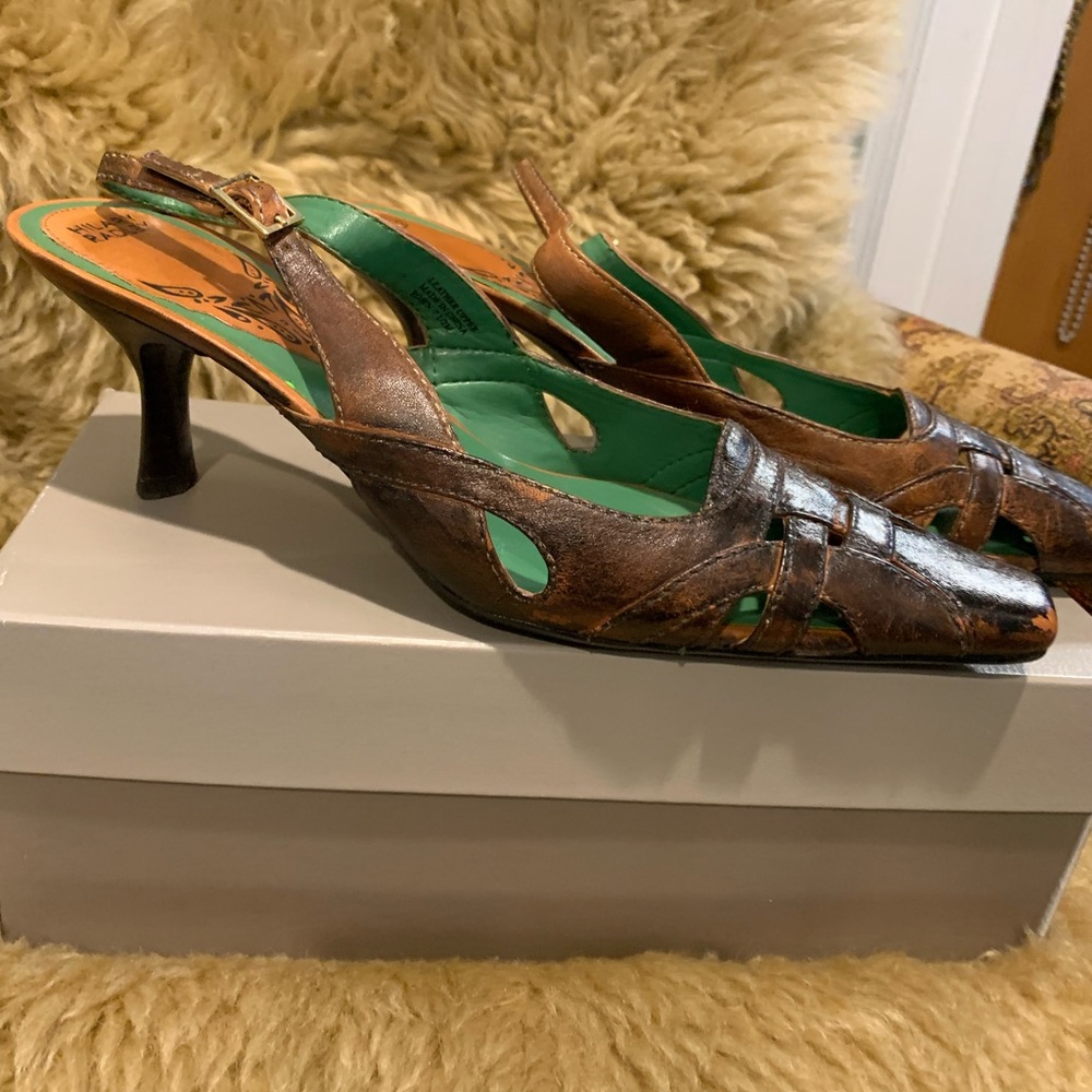 Vintage designer Hilary Radley distressed leather sandals. US 7.5; GUC